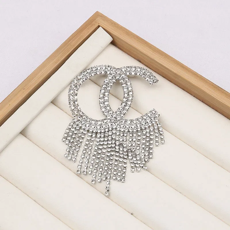 Designer broche Luxe vergulde Pin broches Mode-sieraden Meisje parel diamanten broche Premium cadeau Paar familie huwelijksfeest Accessoires