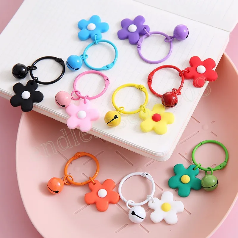 S￶ta blommaknappar Kvinnor Girls Sweet Charm Keyring Key Chain Accessories Candy Color Key Rings with Bells Diy Bag Gifts