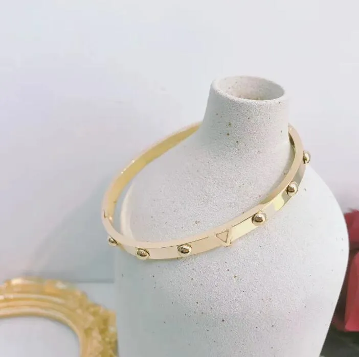 Designer Lettera Bangle Braccialetti modello nuovissimo Gioielli di lusso placcato oro 18 carati Fondotinta versatile per le donne Regalo europeo2393