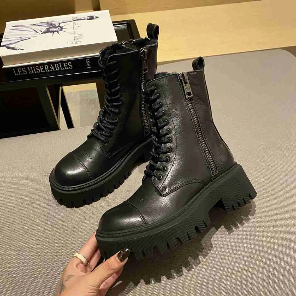 2022 Diseñador Balencaigaity Botas Zapatos Desnudo Negro Punta estrecha Tacón medio Botas cortas largas Zapatos anj