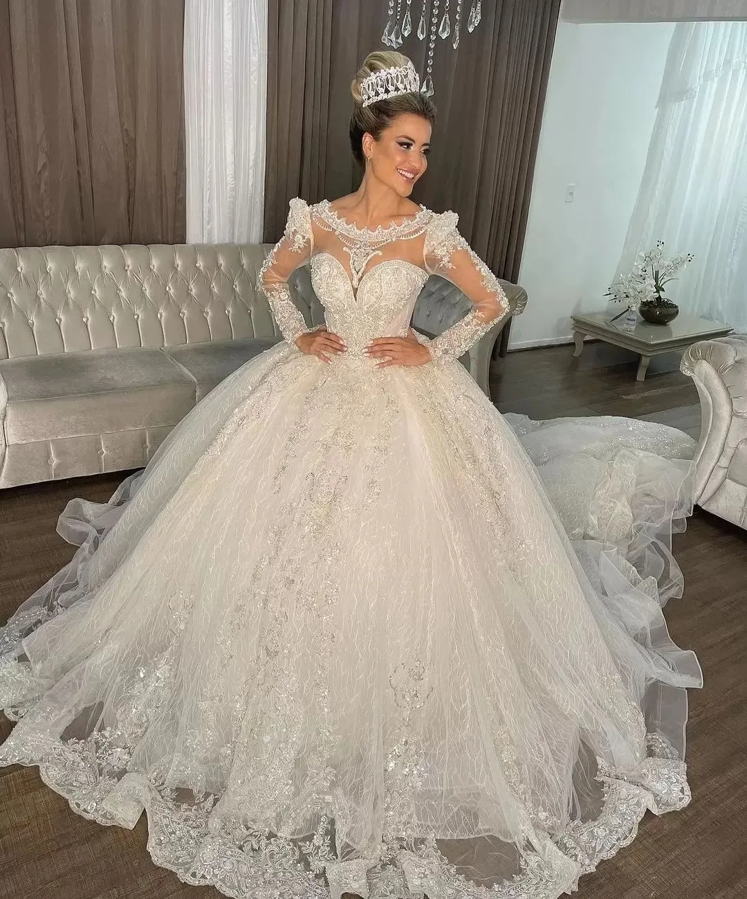 2023 Luxury Ball Gown Br￶llopskl￤nningar Juvel Neck Arabia Full spetskristallp￤rlor Fullt l￥nga ￤rmar Plus Size Tulle Bridal Party Dresses Robe de ￤ktenskap golvl￤ngd