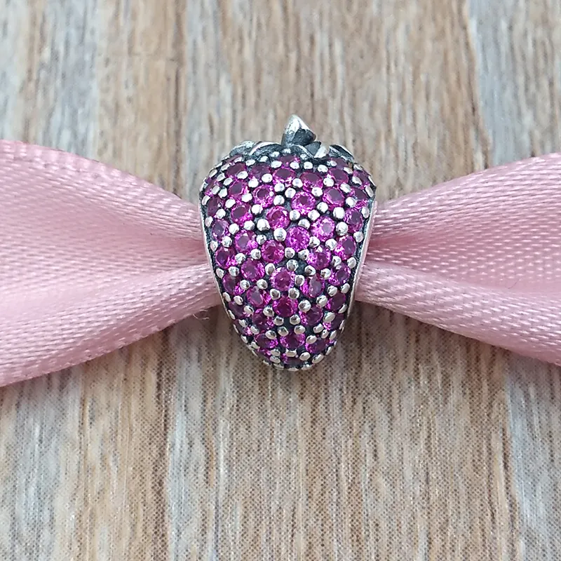 925 Серебряные бусины Pave Strawberry Charm подходит для ювелирных ювелирных изделий в стиле Pandora.