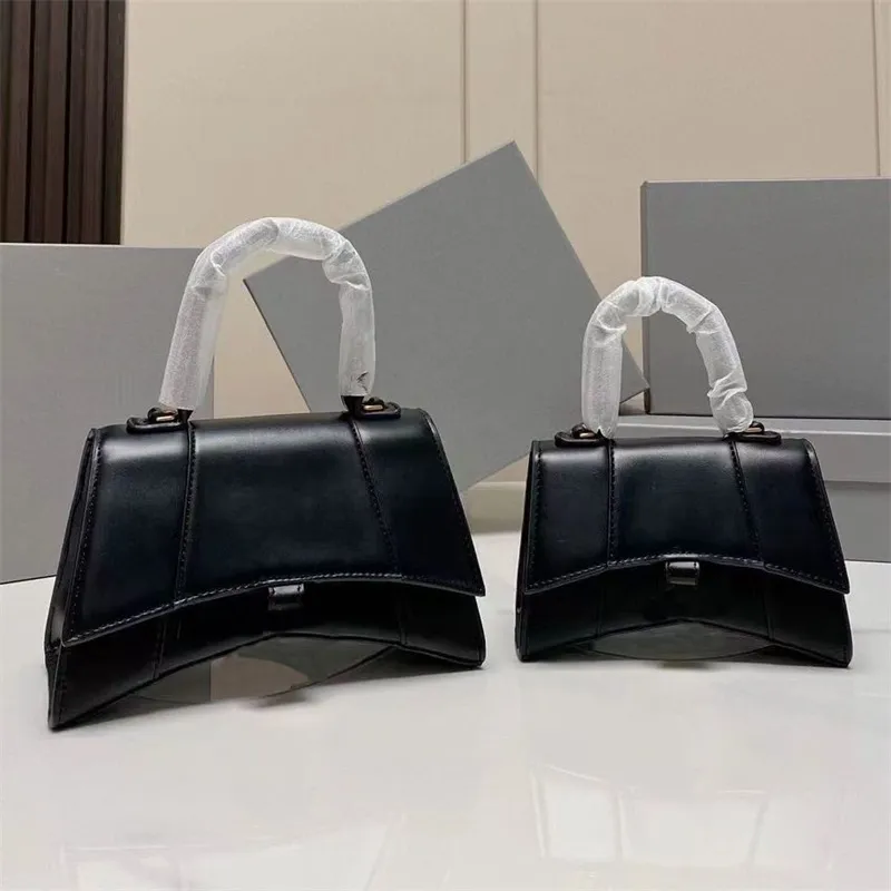 Bolsas de crossbody cl￡ssicas Designer Bolsa de ombro feminino Men grande homem Moda de fivela dourada Handbag saco saco preto prata letra de couro saco de ampulheta de couro