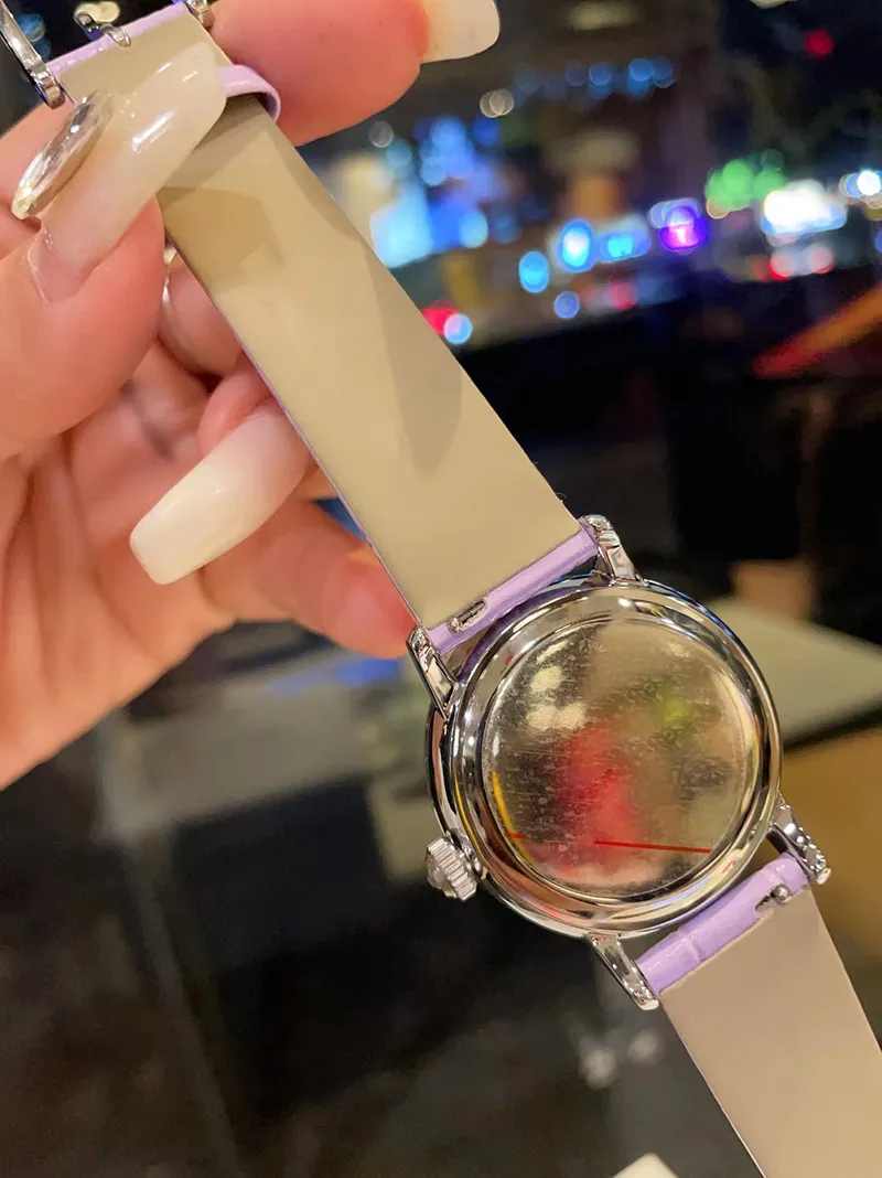 Une nouvelle série de montres en diamants pour dames, boîtier de 35 mm, bracelets en nacre blanche