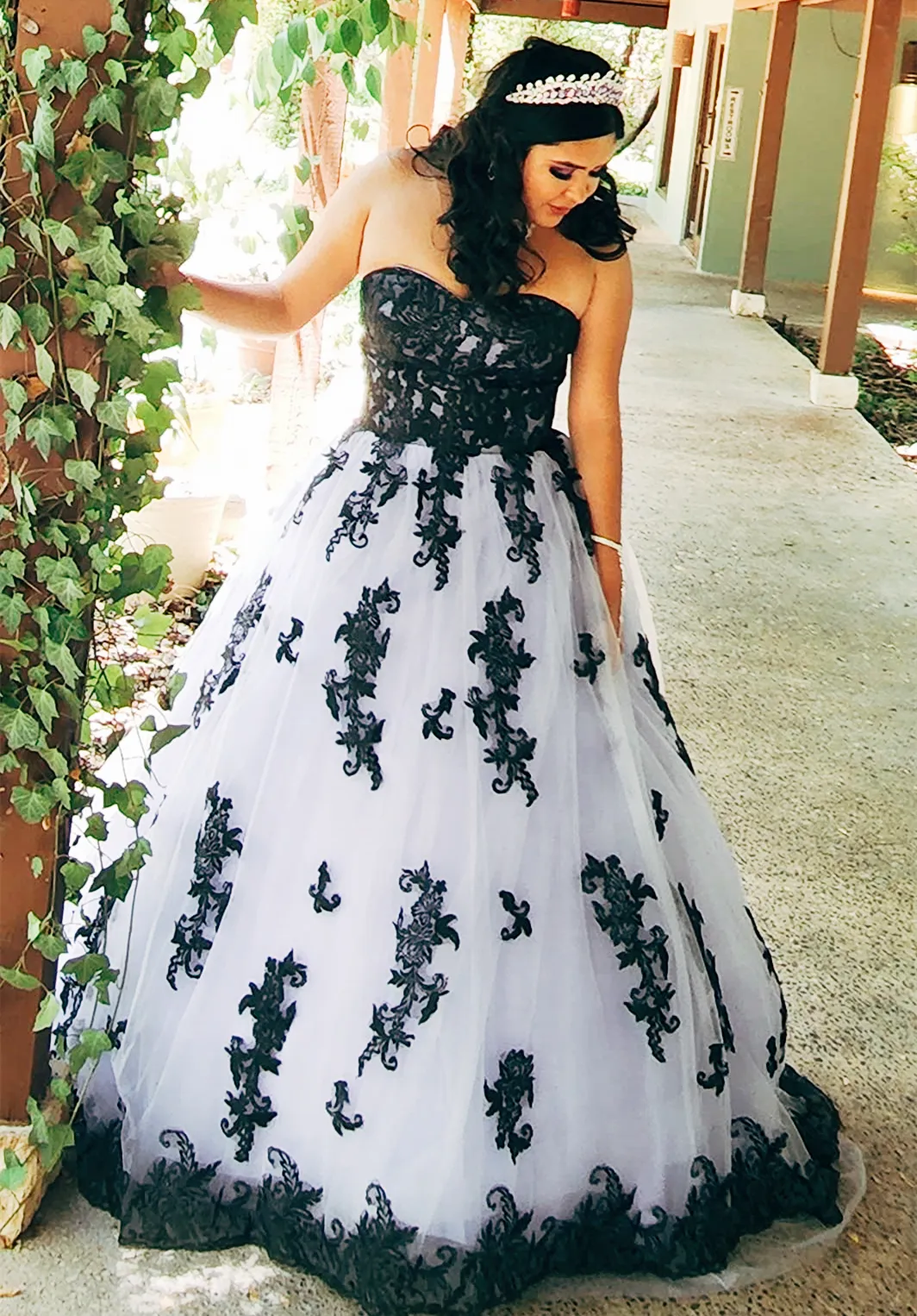 Vestidos de novia en blanco y negro vintage Vestidos de novia g ticos Una l nea Apliques de encaje Cari o Sin mangas con cordones Tallas grandes
