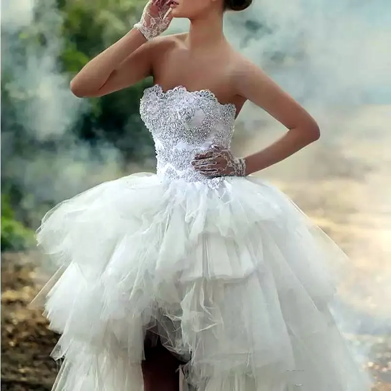 Abito da sposa in tulle senza spalline alto e basso Tulle a strati Puffy A Line Abiti da sposa in pizzo con applicazioni di perline Boho Beach Abiti da fuga Corto davanti Lungo dietro