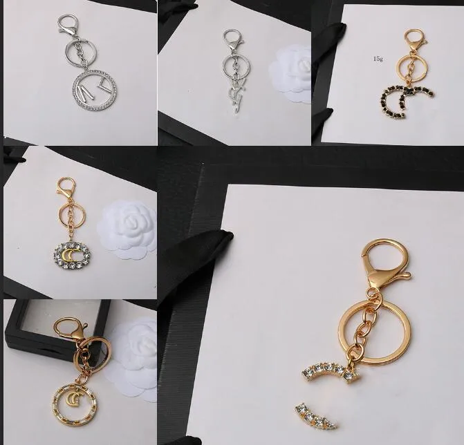 11 style Letter Nyckelringar Varumärke Lyx Designer Läder Liten Sweet Wind Metall Bilnyckelringar Nyckelring Mode Accessoarer Hänge