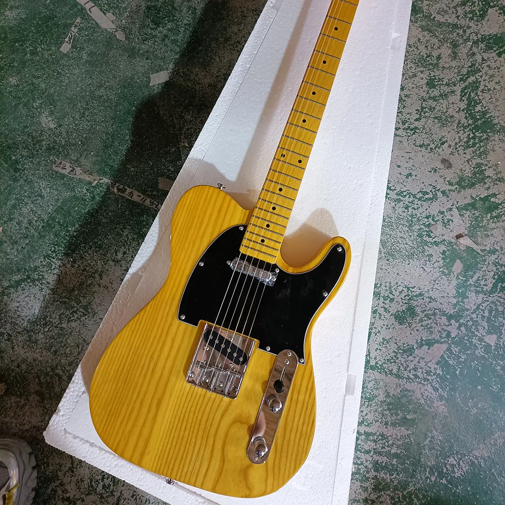6 strings natuurlijke houten kleur elektrische gitaar met gele esdoornbaks zwarte slagplaat aanpasbaar