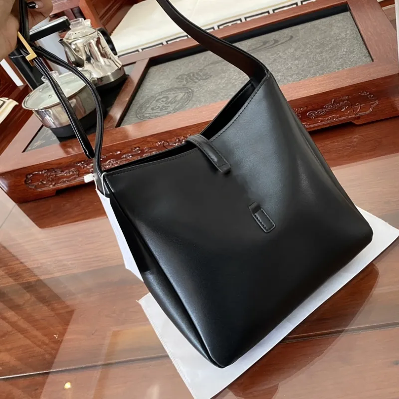 Designer Luxury Women Fasion Tote Bag Handväskor Purs i Black