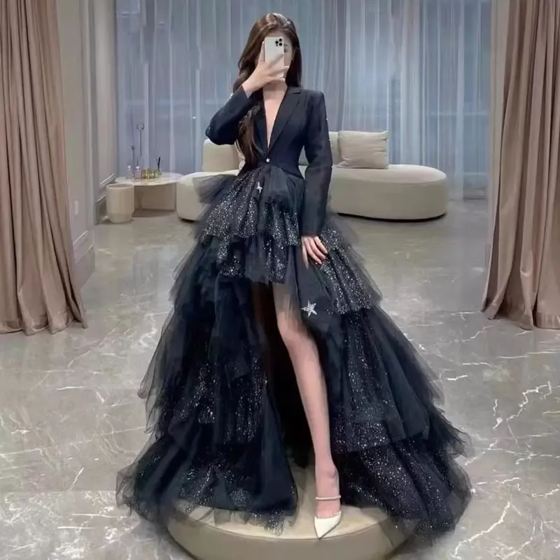 2023 Magnifique noir haut bas robes de bal manches longues col en V blazer costumes court avant long dos à plusieurs niveaux une ligne robes de soirée formelles paillettes tulle