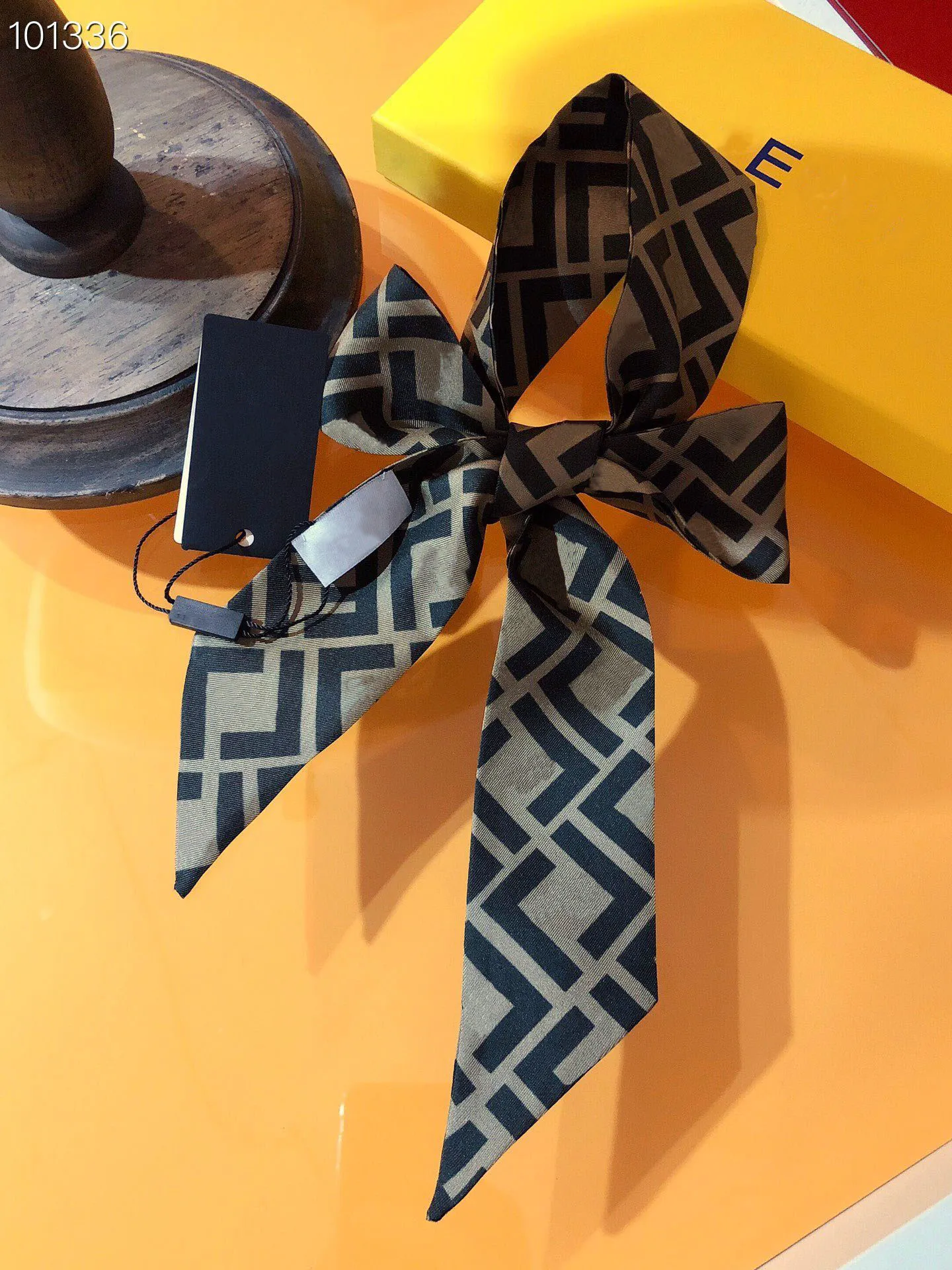 2023 new luxury can be used as a bag wrist tie hair tie handbag function