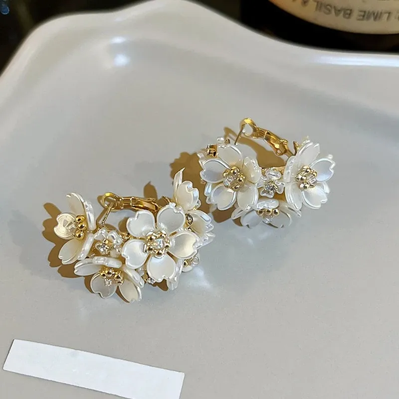 2022 New Exquisite White Flower Splicing Hoop Earrings for Women Fashion Geometric C Earrings Korean Trend Elegant Jewelry