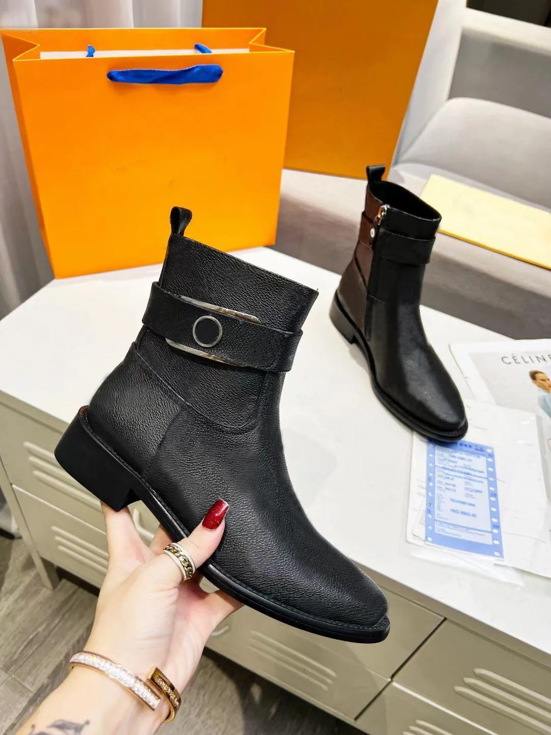 Autumn winter boots woman Thick soled Trainers Travel Metal belt buckle Zipper boot Soft cowhide lady Flat Casual designer shoe leather women shoes size 37-41 With box