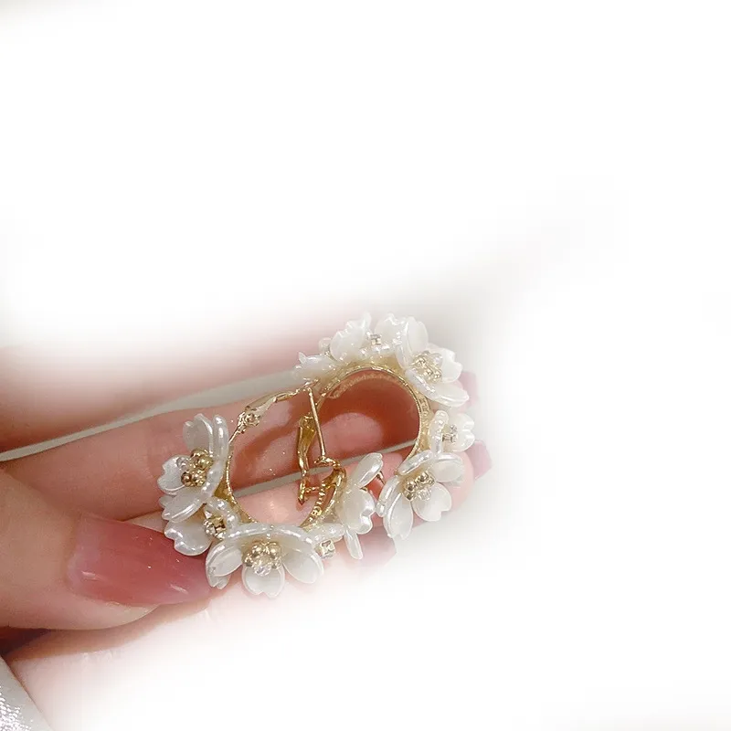 2022 New Exquisite White Flower Splicing Hoop Earrings for Women Fashion Geometric C Earrings Korean Trend Elegant Jewelry