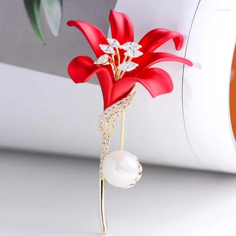 Brosches Red Lily Brosch Wedding Elegance Accessories Pearl Pin aftonkl￤nning kostym japanska och koreanska kl￤der