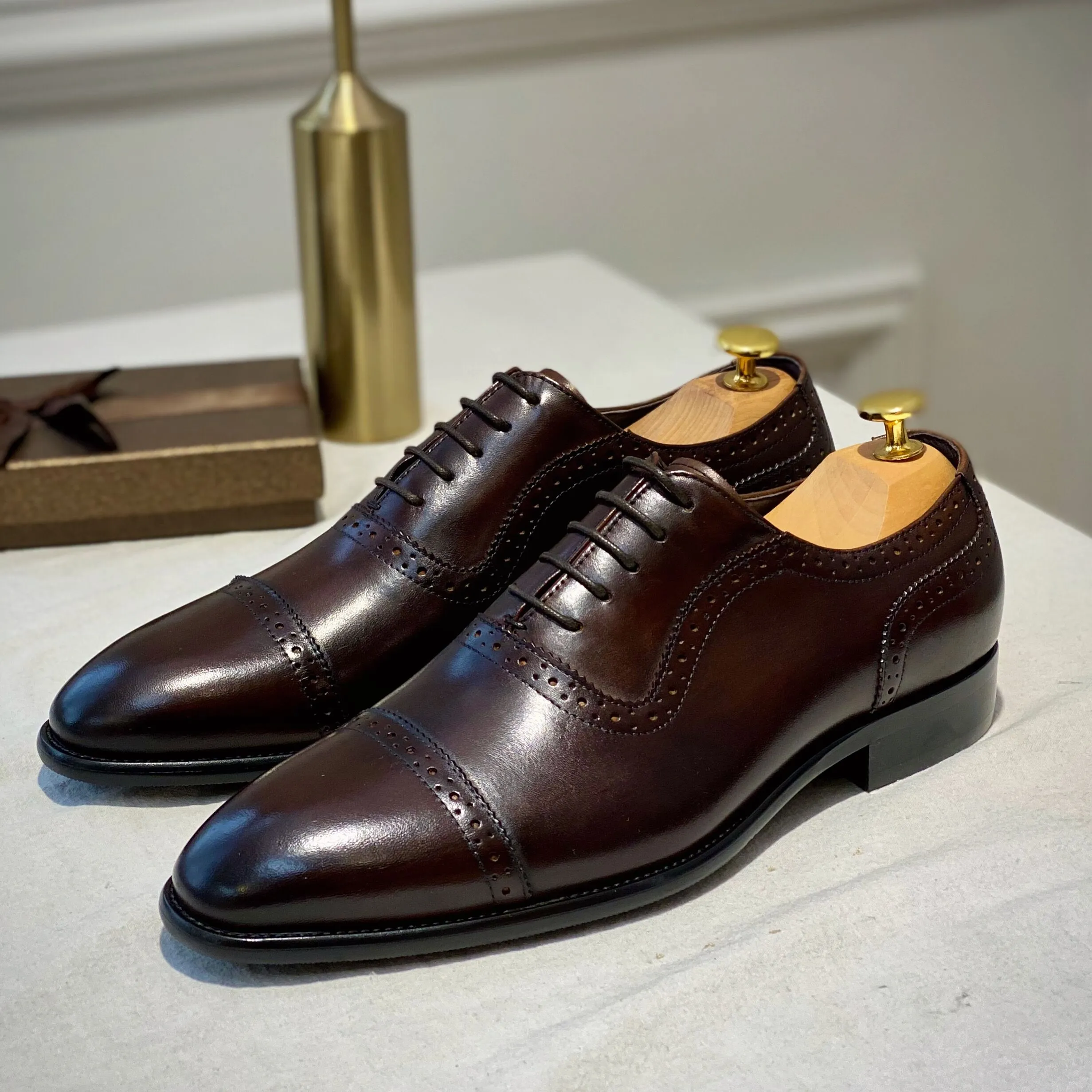 Handgemachte Brogue geschnitzte Schuhe Herren formelle Anzugkleid Schuhe Rindsleder männliche Oxfords Hochzeit Wohnungen