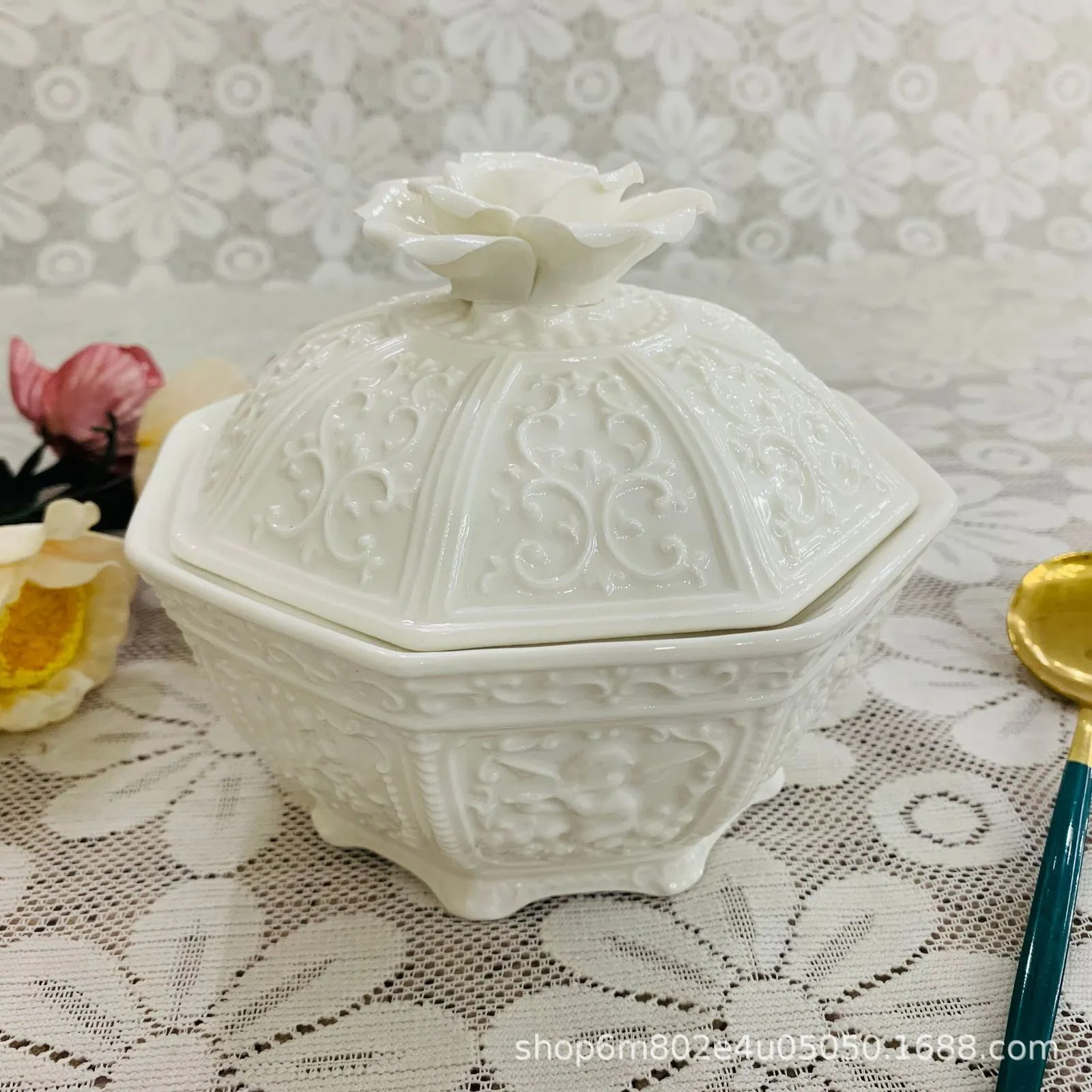 Soup Stock Pots European Stereo Heavy Industry Lovely Angel Embossed Rose Hand made Flower Octagon with Cover Soup Pottery Old Porcelain Househo 221203