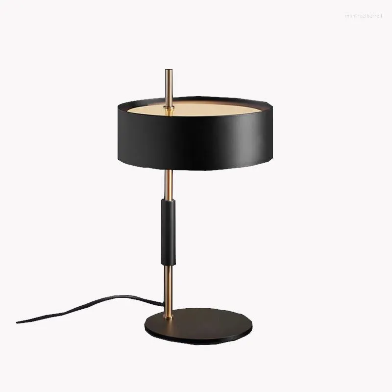 Lampade da tavolo Postmodern Nordic Simple Light Luxury Fashion Lampada Creative Model Room Living Studio Camera da letto Luci da comodino
