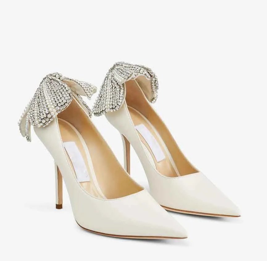 Luksusowy projektant Love Bridal Wedding Sandals Buty Kobiety Latte Nappa Pumps z perłą i krystalicznie wyciągniętą kokardką Point Stiletto Obcas