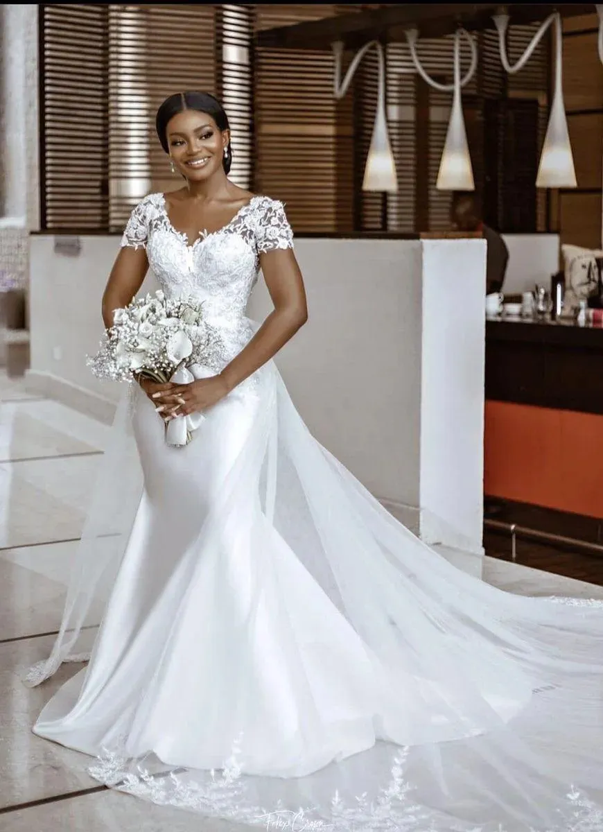 Elegante kurze Ärmel Meerjungfrau Brautkleider V-Ausschnitt Blumenspitze Applikationen Lange Satin Brautkleider Zurück Knöpfe 2023 Afrikanisches Weiß Vestido De Novia