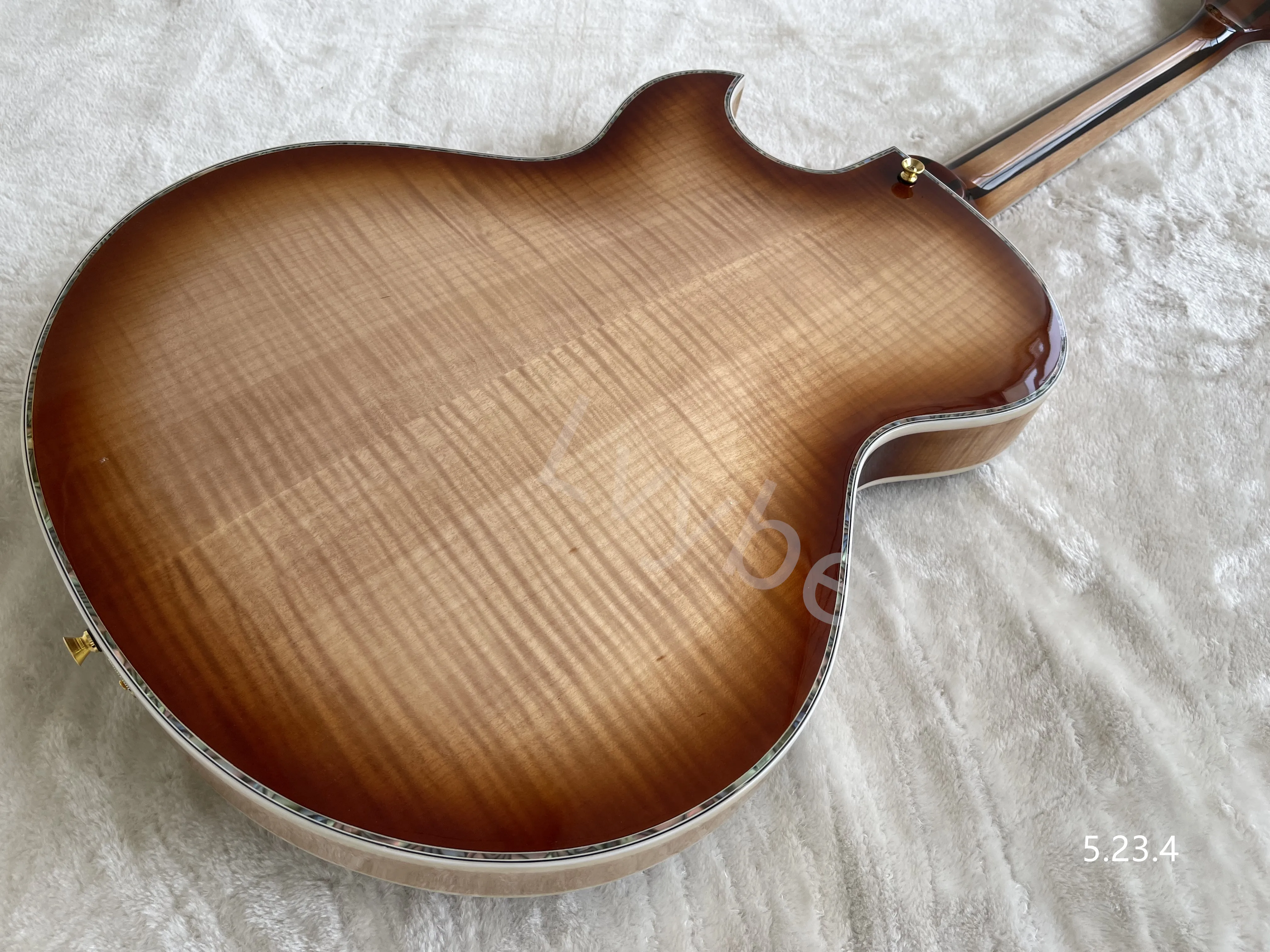 Electric Guitar Thin Semi-Hollow Jazz F Holes Quilt Flame Top Tigerflame Back 5Pcs Maple Necks Gold Parts Red Tortoise Pickguard Electric Guitar Thin Semi-Hollow Jazz F Holes Quilt Flame Top Tigerflame Back 5Pcs Maple Necks Gold Parts Red Tortoise Pickguard