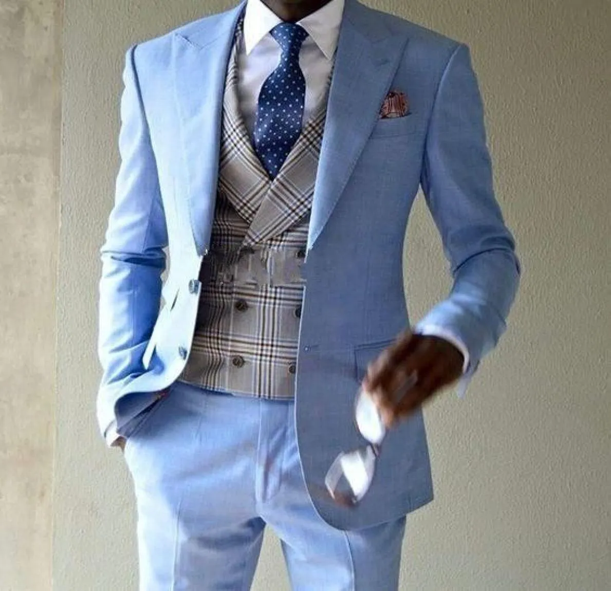 Brandneue hellblaue M￤nner 3 -teilige Anzug Hochzeit Tuxedos Br￤utigam Tuxedos Peak Revers Two Button Men Business Prom Blazerjacketpantsti3188804