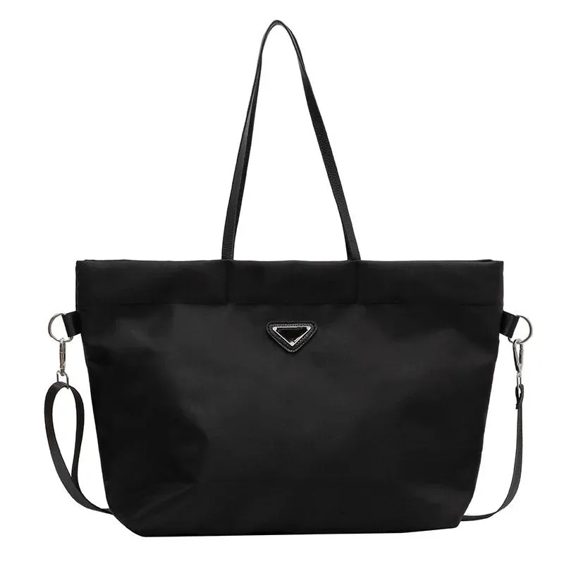 Lüks tasarımcı markaları alışveriş çantaları kadın üçgen etiket su geçirmez eğlence çantası büyük kapasiteli naylon anne tote bayanlar omuz çantası çanta ziyafet