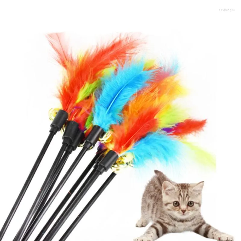 Cat Toys 1/5pcs Funny Kitten Teaser Interactieve speelgoedstaaf met bel -veer voor huisdierkatten Stickdraad Chaser Wand willekeurige kleur