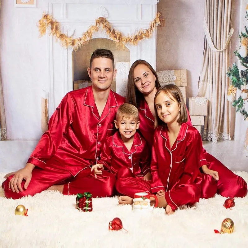 Семейная подходящая наряда рождественская пижама одежда для мальчиков девочки шелковые атласные атласные атласные атласные мамочки и я костюм плюс 221203