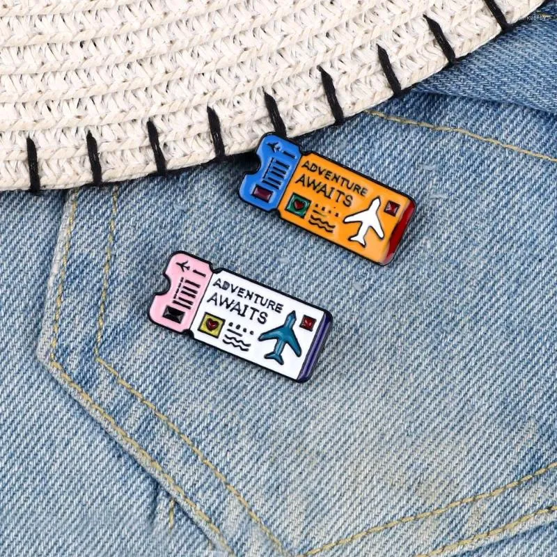 Broches 2 unids/set de billetes de avión para parejas, pines esmaltados de viaje de aventura, insignias de recuerdo para viajeros, ropa, regalos de joyería para niños