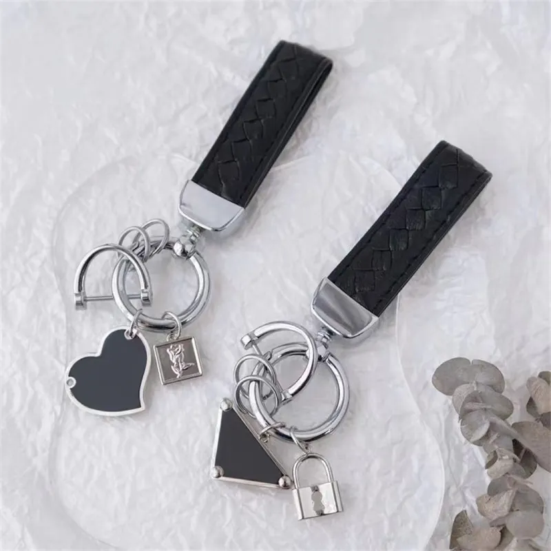 High Qaulity Key Rings Classic Letters Black White Silver Buckle Keychain Designers Brands Luxury Fahsion Unisex Key Chain Keyrings