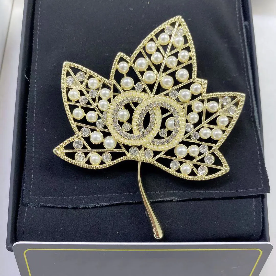 Feuille d'érable Designers broche pleine perles hommes femmes broches de luxe pour pull costume robe marque bijoux cadeaux de noël