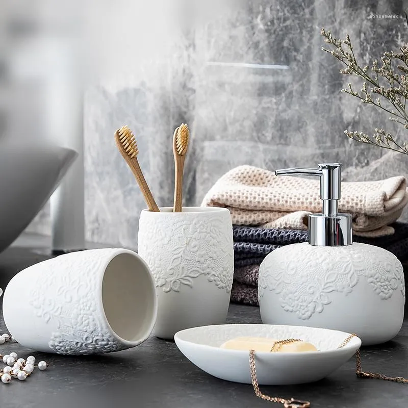 Ensemble d'accessoires de bain Kit d'accessoires de salle de bain en céramique en relief créatif - Cadeau de mariage de lavage - Porte-brosse à dents simple - Distributeur de savon