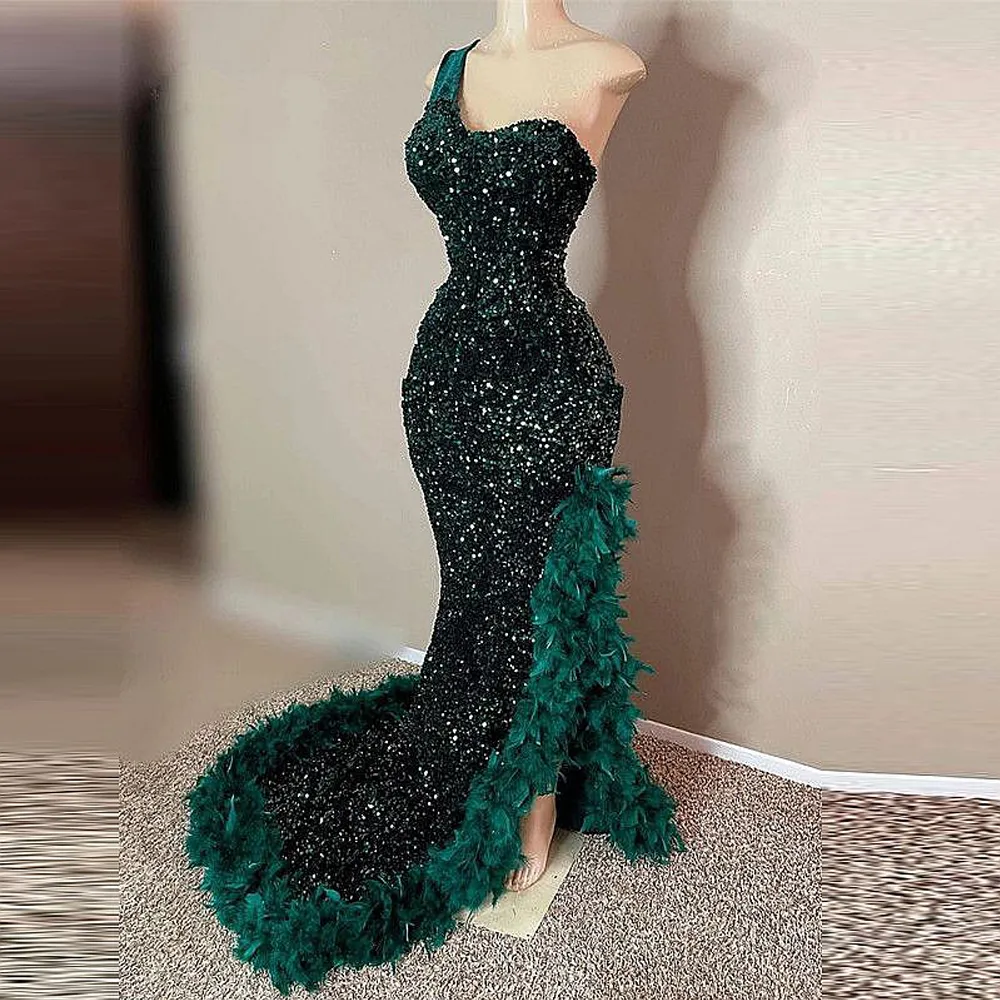 Hunter Green Feather Abendkleider Side Split One Shoulder Pailletten Meerjungfrau Abendkleid Sweep Zug Robe De Soiree 326 327