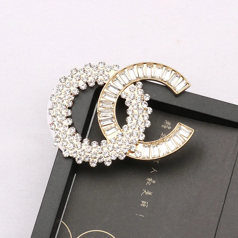 Luxe ontwerpmerk Desinger broche dames kristal strass pearl letter broches pak pin mode geschenken sieraden kleding decoratie accessoires beroemd ontwerp-2