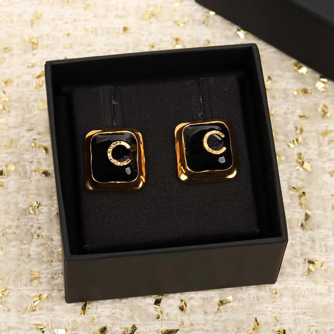2023 Boucles d'oreilles de forme carrée de charme de qualité de luxe avec un design de couleur noire en plaqué or 18 carats ont le timbre de la boîte PS7388A