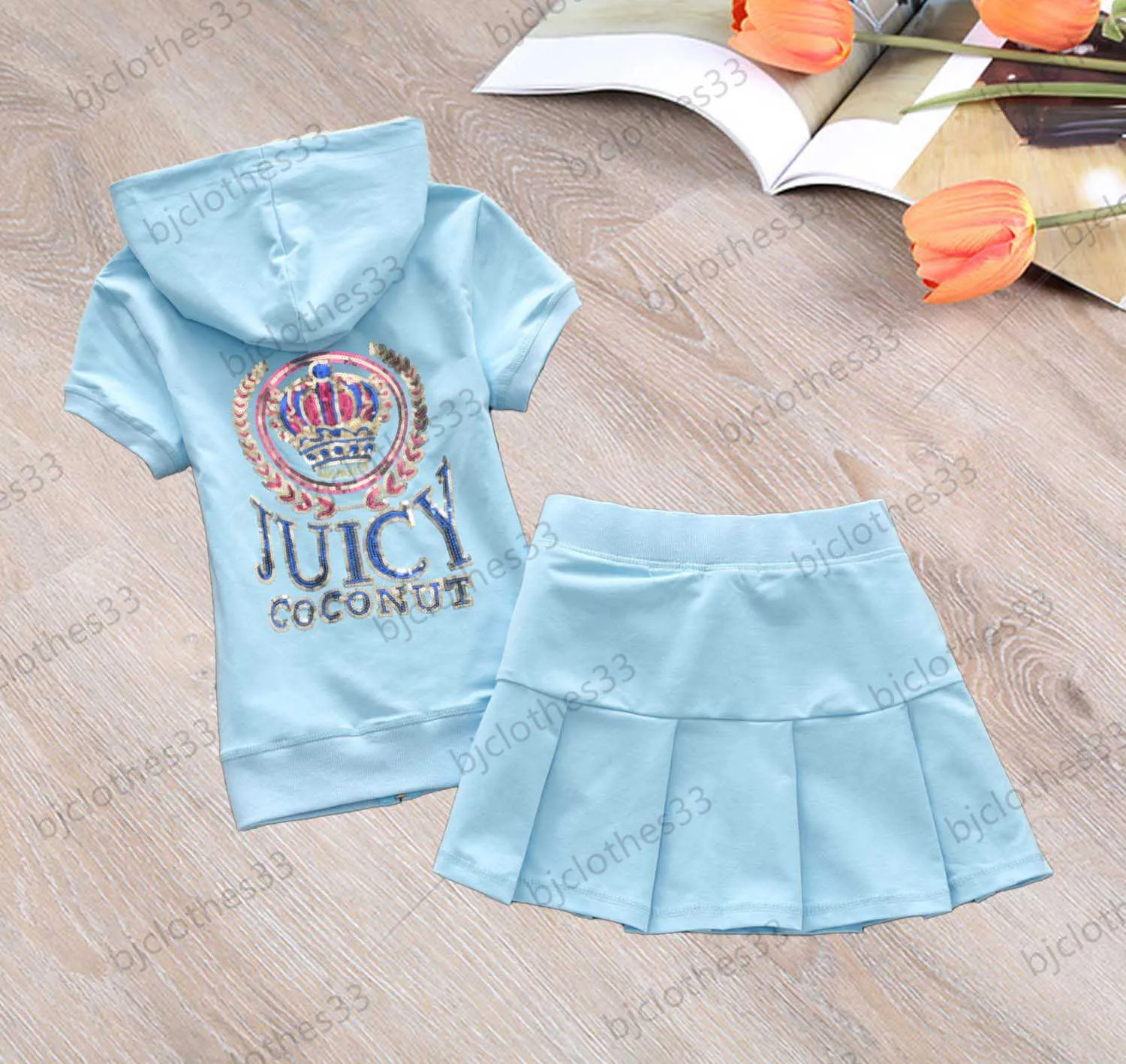 Juicy Coutoure Tuta da Donna a Due Pezzi Abito sul Retro Lettera Corona Stampa Cardigan a Maniche Corte con Cappuccio Gonna a Pieghe in Colore Puro Abbigliamento Donna 6 Colori