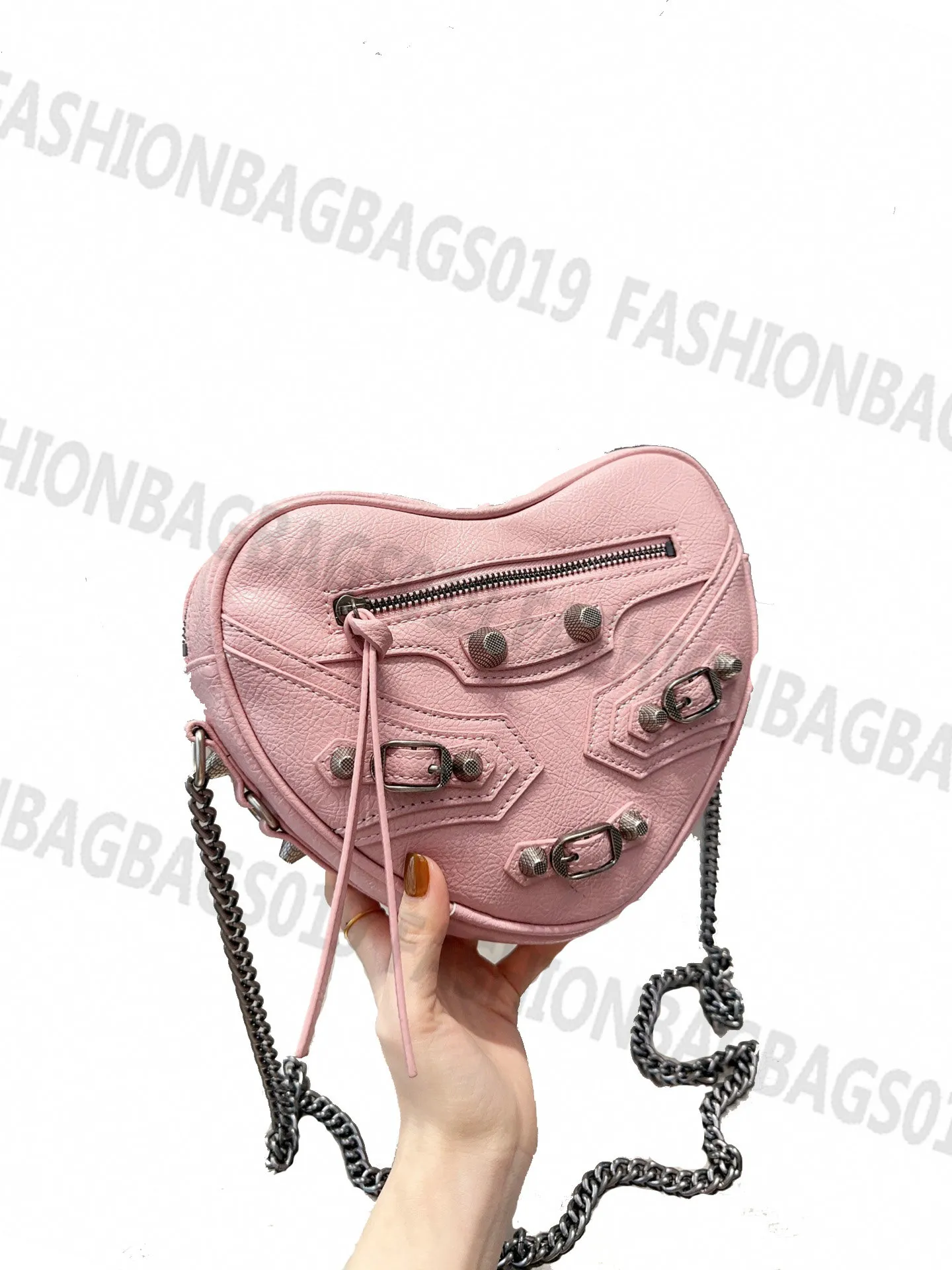 Heart-Shaped Designer Chain Bag for Women - Large Capacity Crossbody with Cool Motorcycle Style - Ideal for Fashion and Cosmetics