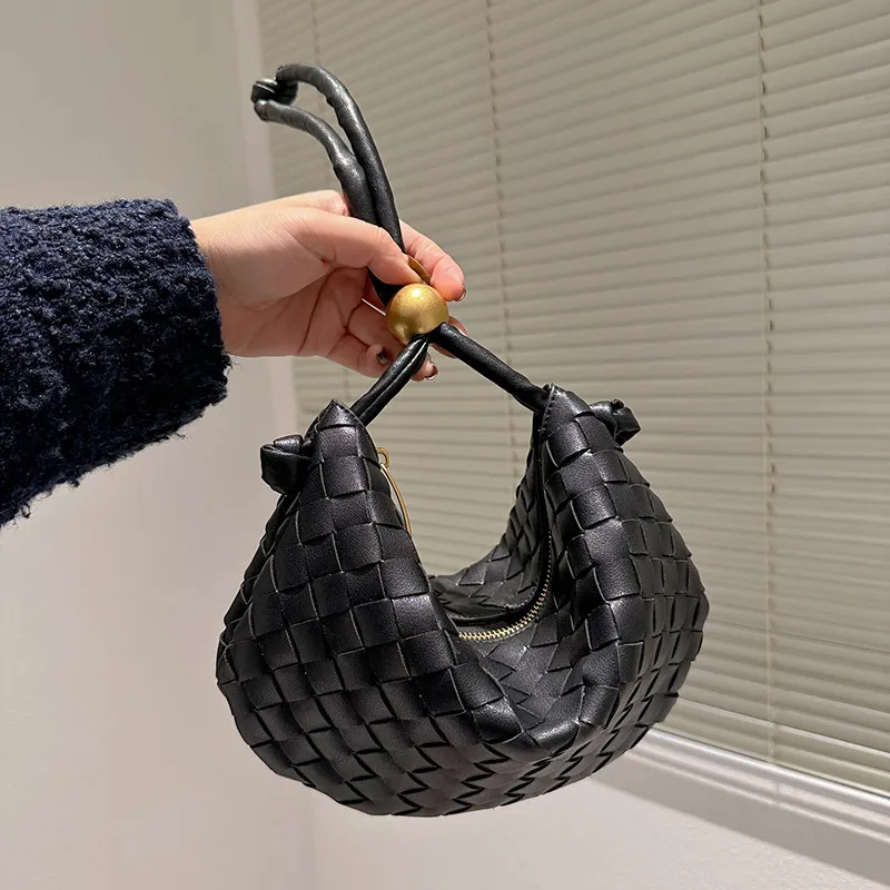 Einkaufstasche Dreh Crescent Clutch Bag Frühes Frühling Serie Knödel -Wrap kann von Hand -Unterarm oder Handheld neu 2023 berühmte Designer -Marken Mode getragen werden
