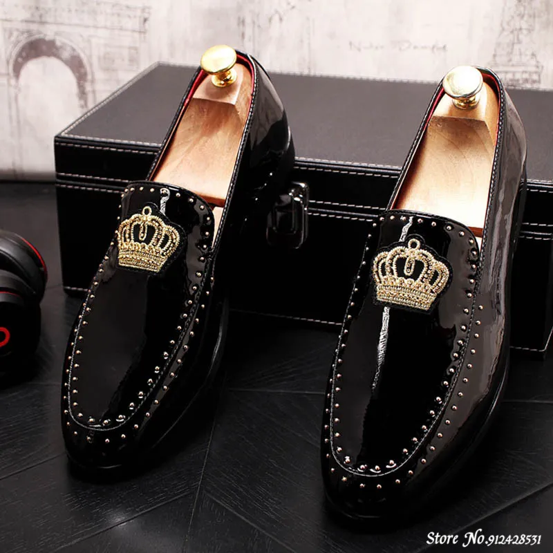 Дизайнерская обувь Мужская черно-белая вышивка с короной и заклепками Оксфорды Повседневная обувь Платье для выпускного вечера Свадебная обувь для выпускного вечера Sapato Social Zapatos