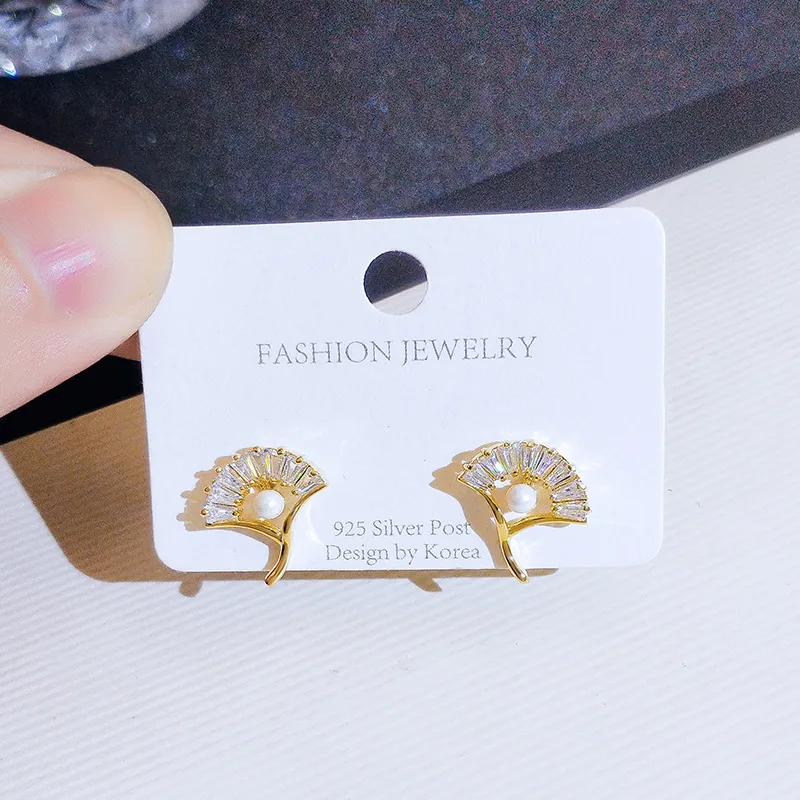 Fan Shape Stud örhängen för kvinnor glänsande geometri båge Small diskreta delikat mode 925 silver kreativitet kvinnliga smycken