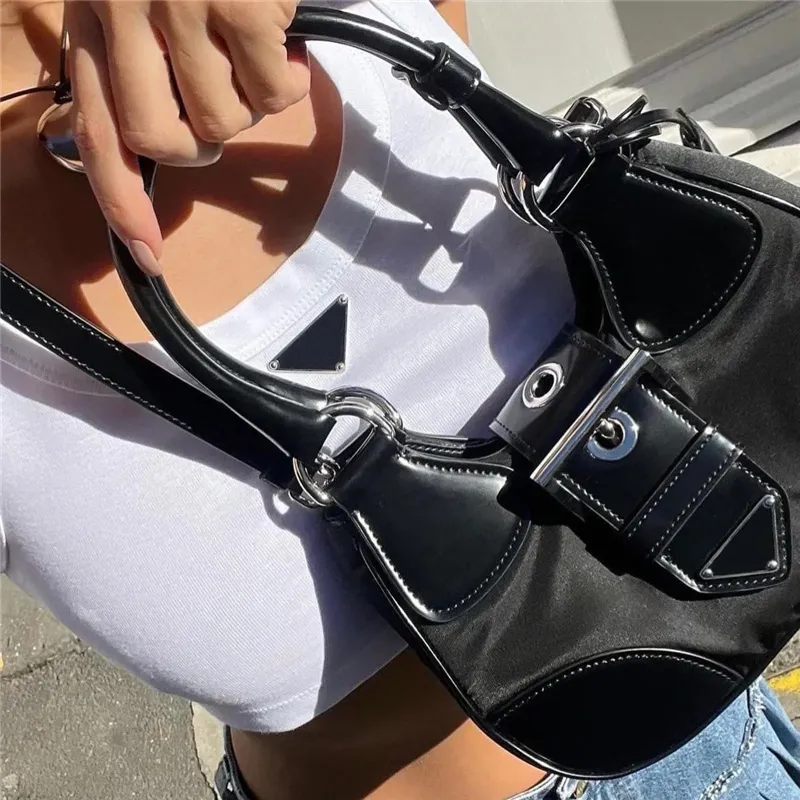 Diseñadores Bolso de hombro de nylon para mujer Bolsos de lujo Moon Hobo Bolsos de hombro Negro Hebilla de plata P Mini bolsos