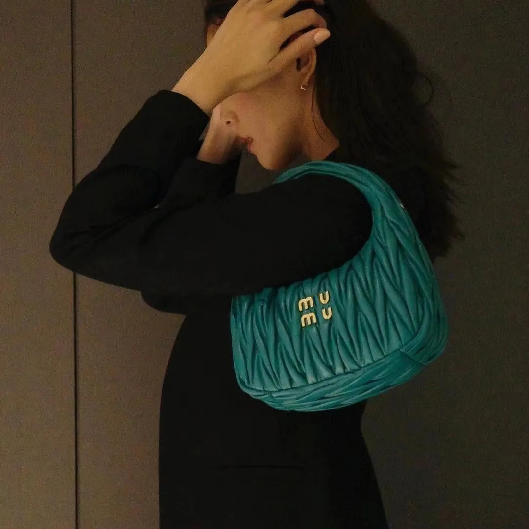 ショルダーバッグ・ポシェット Miu Miu Compact Structured Shoulder Bag In Smooth Calf Miu Miu Compact Structured Shoulder Bag In Smooth Calf