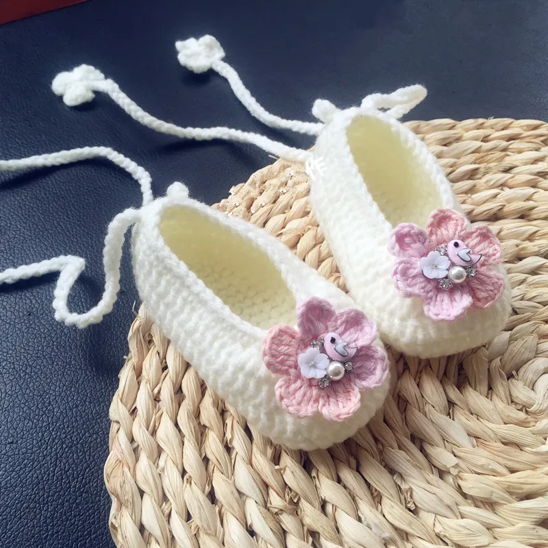 First Walkers High Quality Custom Pure Handmade Knitted Soft Soled Crochet Flowers Lovely Moccasins Princess Baby Girls Spring 221208