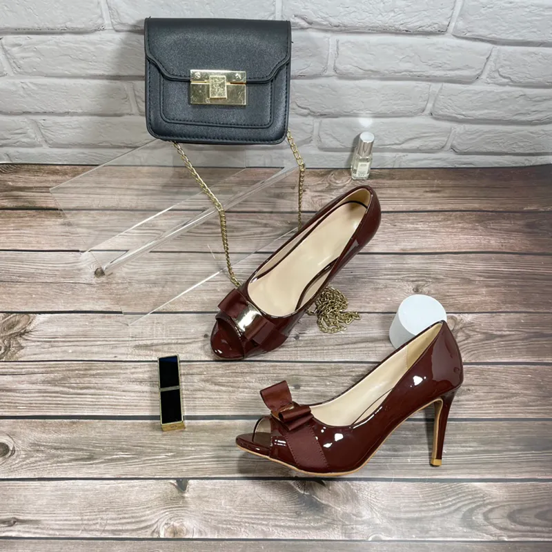 Lyxdesigner klackar skor kvinnors affärsskor är vackra med importerad patentläder klassisk stil mycket bra