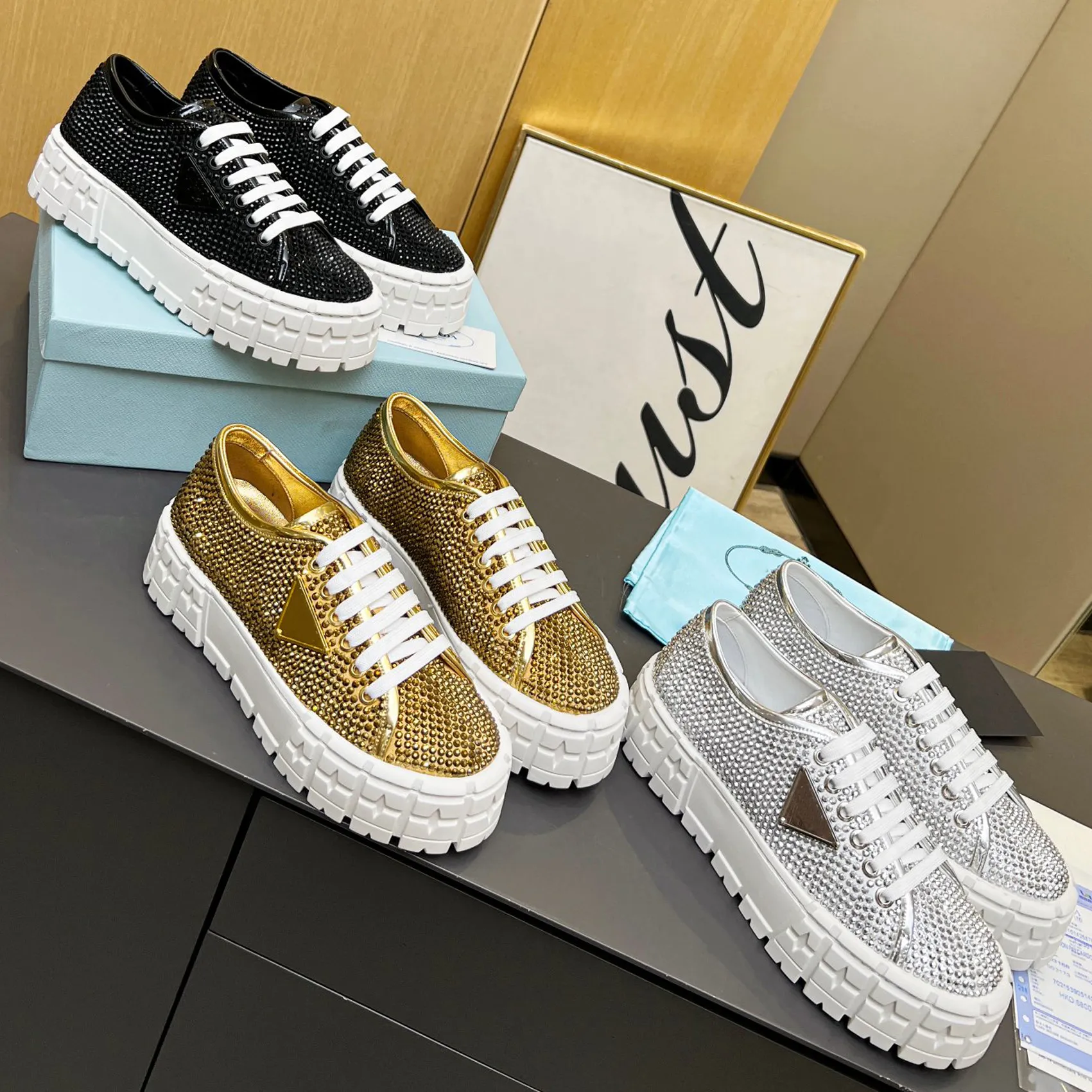 Dames Met Dubbele Wielige Sneakers Designer Glanzend Kristal Hoogte Verhogende Schoenen Driehoekslogo Dikke Rubberzool Van 9 45 DHgate