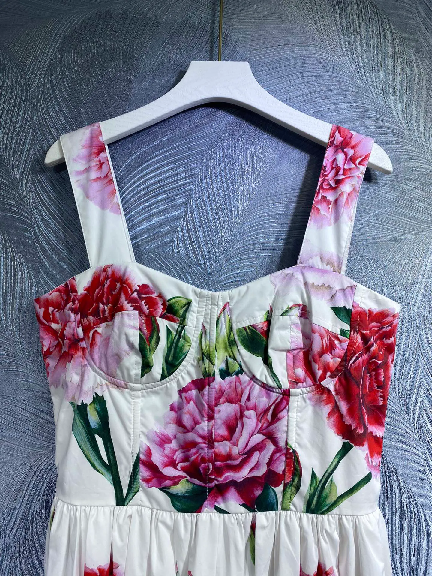 Robe à bretelles en popeline imprimée œillets roses, avec taille fine et grande balançoire, pur coton, printemps/été 2023, 793