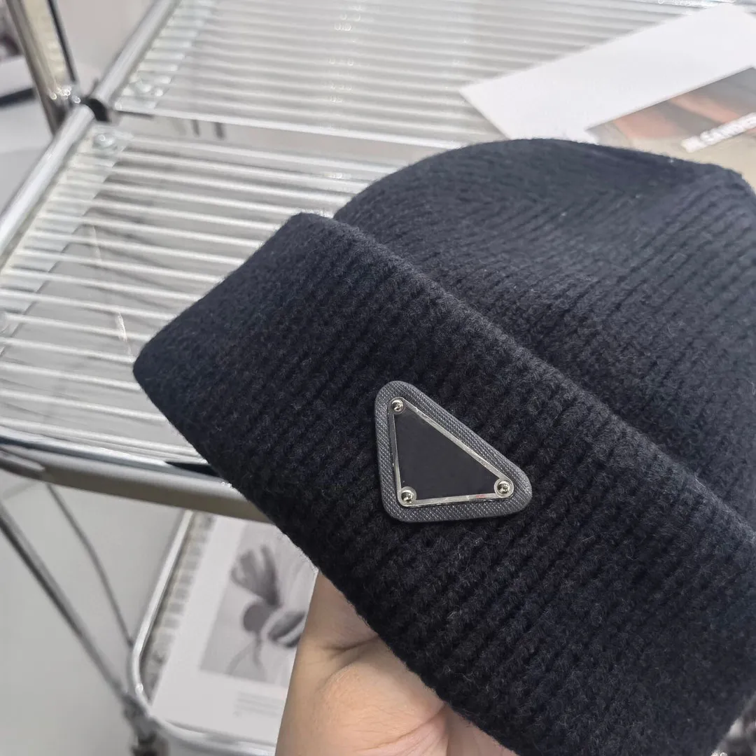 Lyxiga mössor designer vinter beanie män och kvinnor mode triangel bokstäver design stickade hattar fall ullkap geometrisk unisex varm skalle hatt multi färger