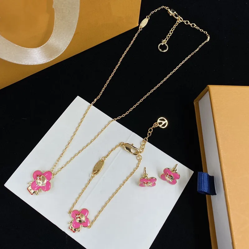 With BOX Women Designer Necklace Gold Earrings Fashion Ladies Pink Charm Bracelets Pendant Necklaces For Mens Studs Wedding Luxurys Jewelry Set