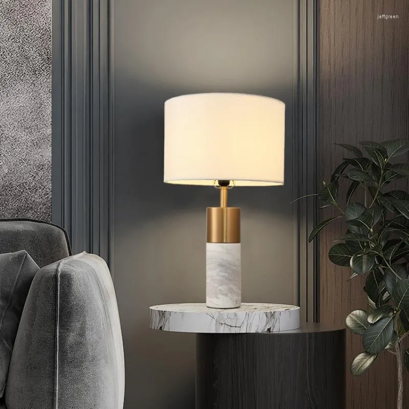 Lampy stołowe Nordic Luksusowa lampa modowa Osobowość Kreatywne łóżko Audio Postmodernistyczne dekoracyjne małe